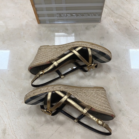 BURBERRY SIGNATURE WEDGE IN GOLD METALLIC LEATHER WITH JUTE WRAPPED HEEL SZ 8 - Picture 8 of 12